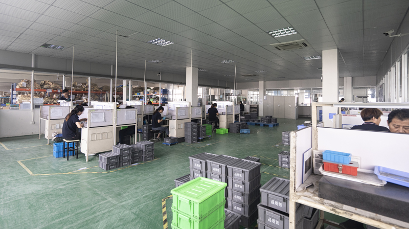 检查员正在车间检查备件