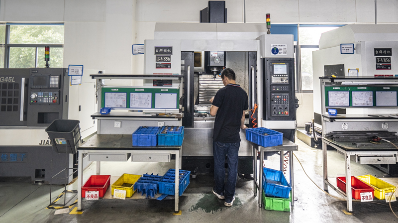 技术人员正在检查生产中的零件